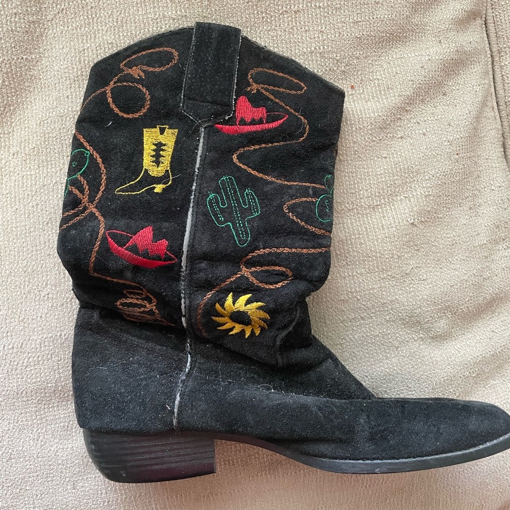 VINTAGE BOOTS Suede western decorative boots. Size 7M Black stitched design